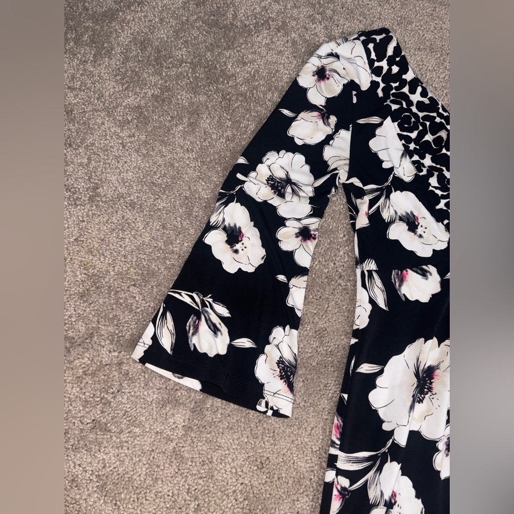 White House Black Market Top
Womens Black Double V Neck Floral
Blouse Size XXS - Picture 3 of 11